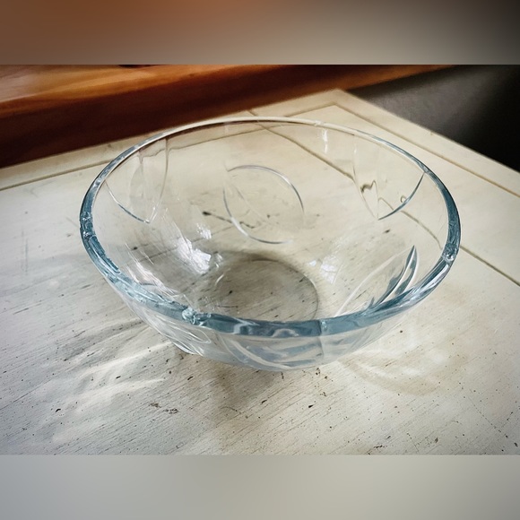 SOLD! 2 Leaf Pattern Clear Glass Bowls - Picture 5 of 6